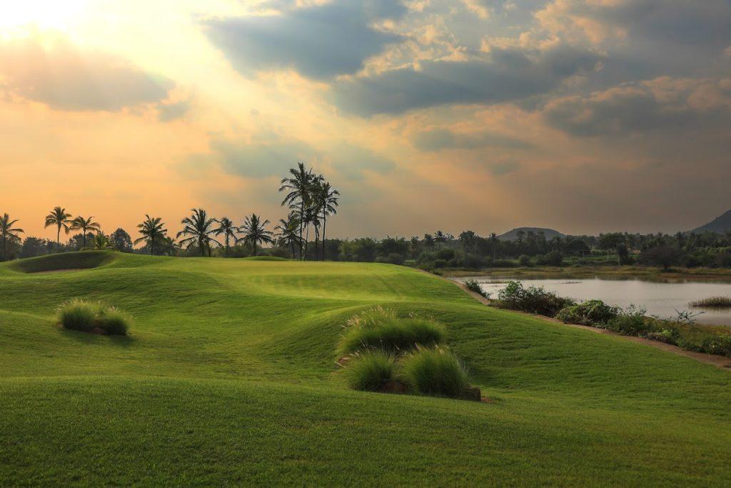 Golfshite water hole sunset